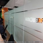 Thi công dán kính mờ đẹp nâng tầm hình ảnh doanh nghiệp, môi trường, sự tập trung và cảm hứng