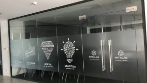 in logo trắng