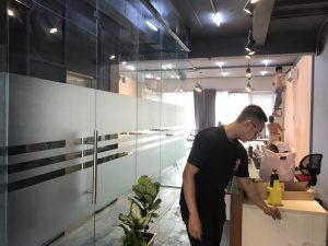 dán kính mờ văn phòng