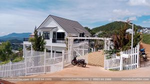 Biệt tự nằm trên sườn đồi thoai thoải