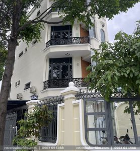 Dán kính đen tăng thẩm mỹ